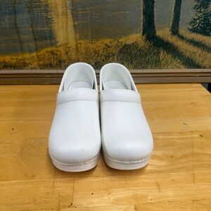 Dansko white leather clogs, size 7.5-8, nice shoe